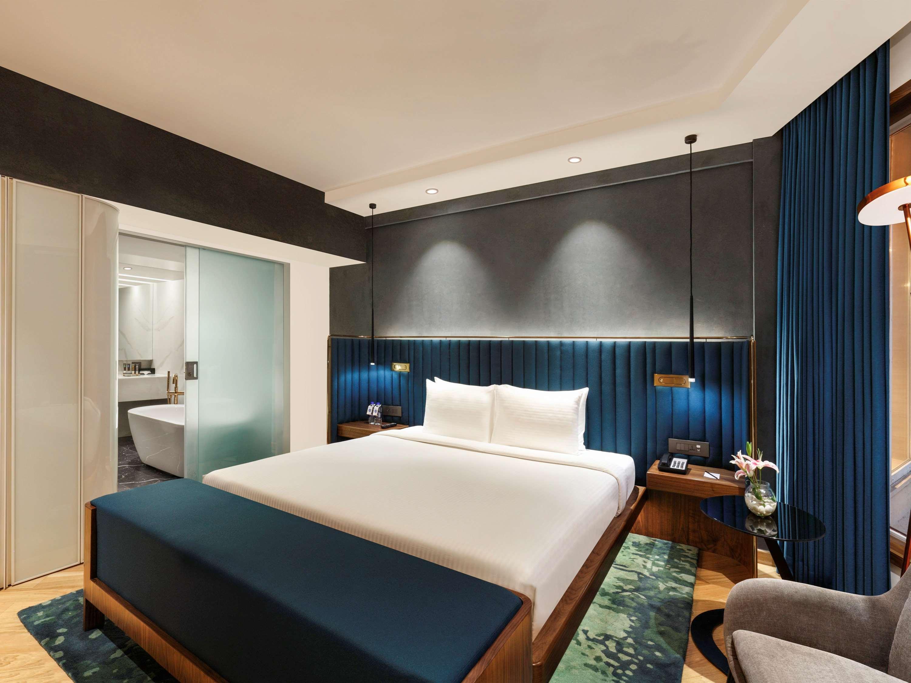 Novotel Mumbai Juhu Beach Exterior foto A bedroom at the hotel