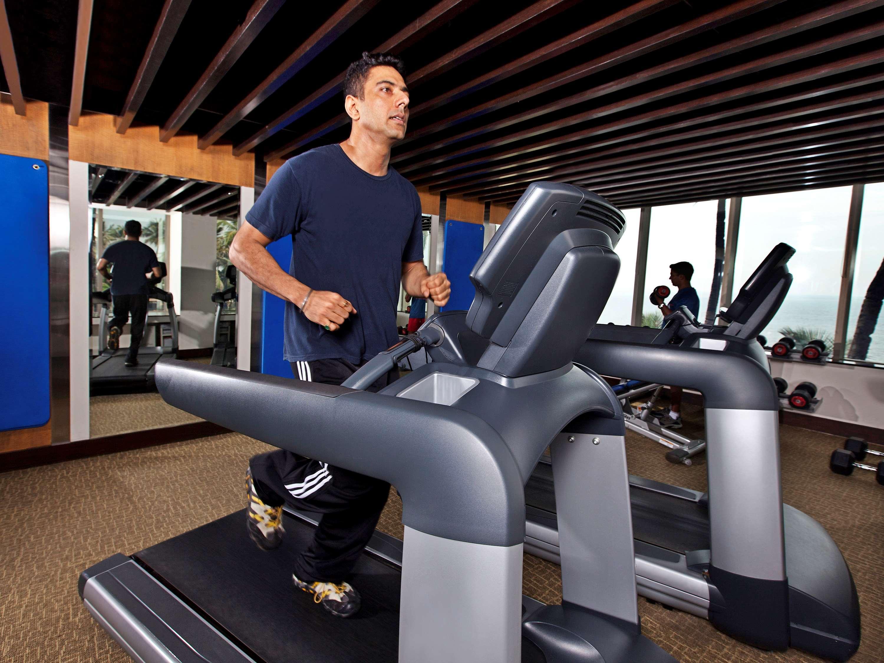 Novotel Mumbai Juhu Beach Exterior foto A treadmill in use