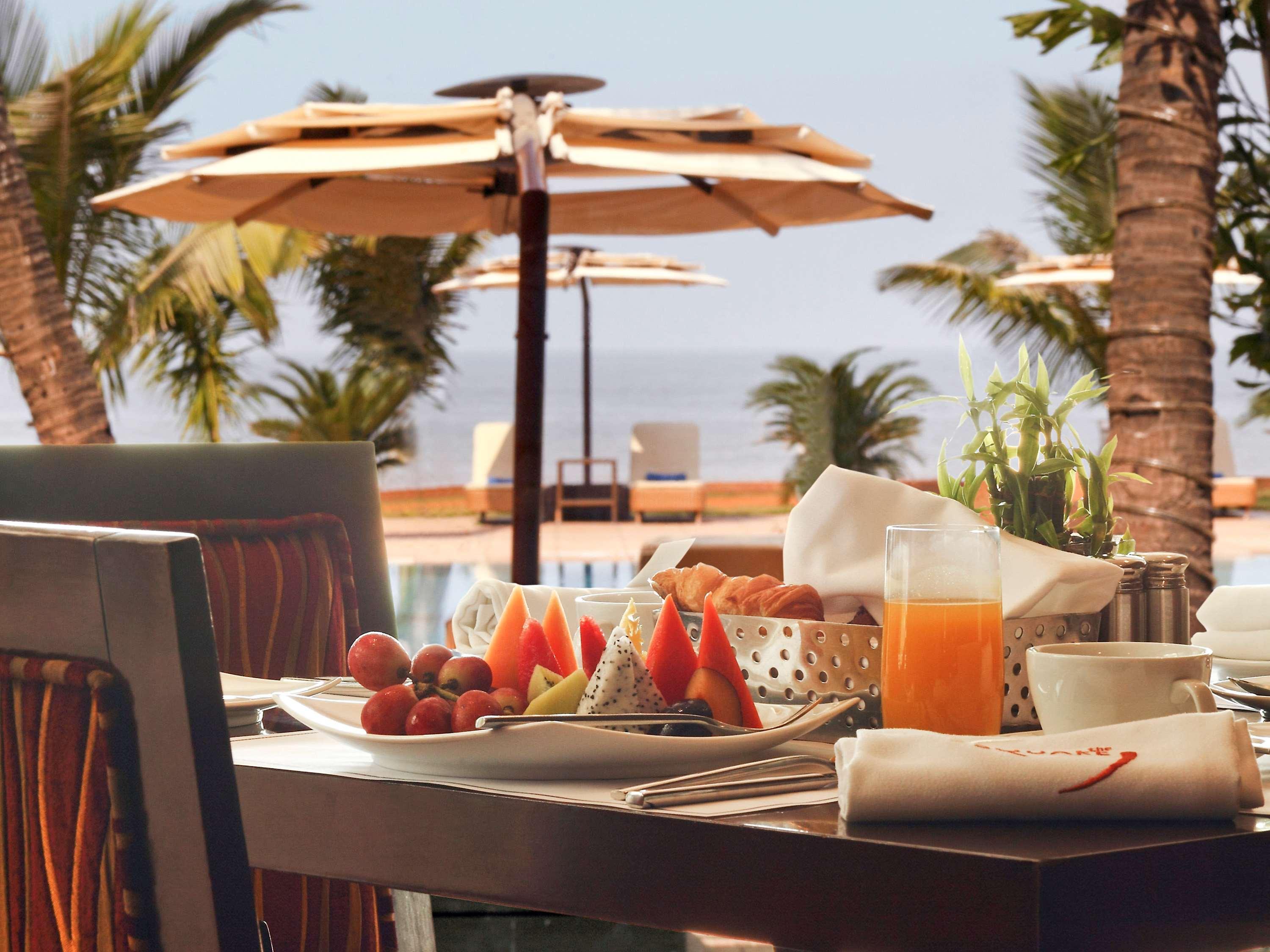 Novotel Mumbai Juhu Beach Exterior foto Breakfast at the beach