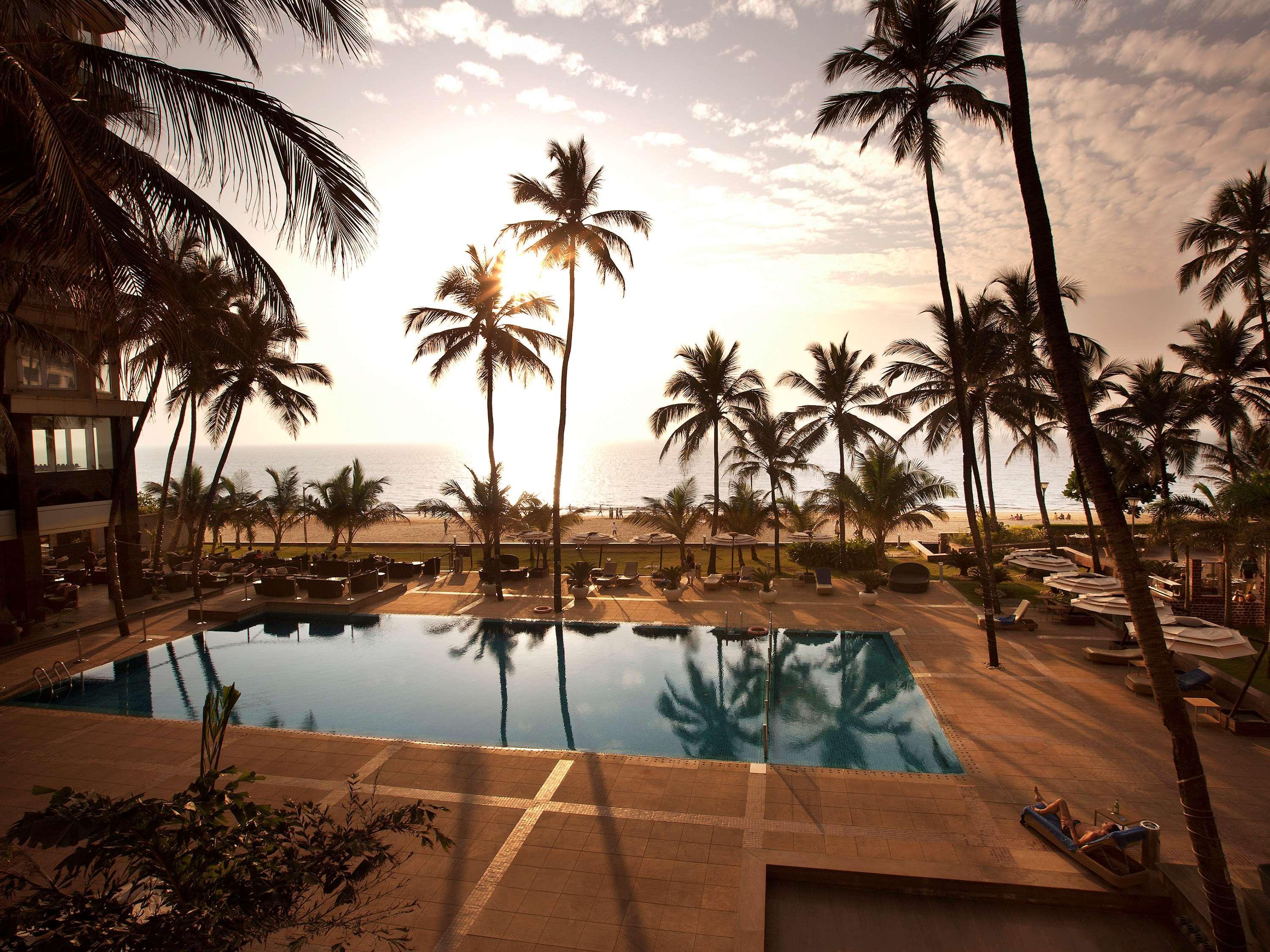 Novotel Mumbai Juhu Beach Exterior foto The pool at the Taj Bengal