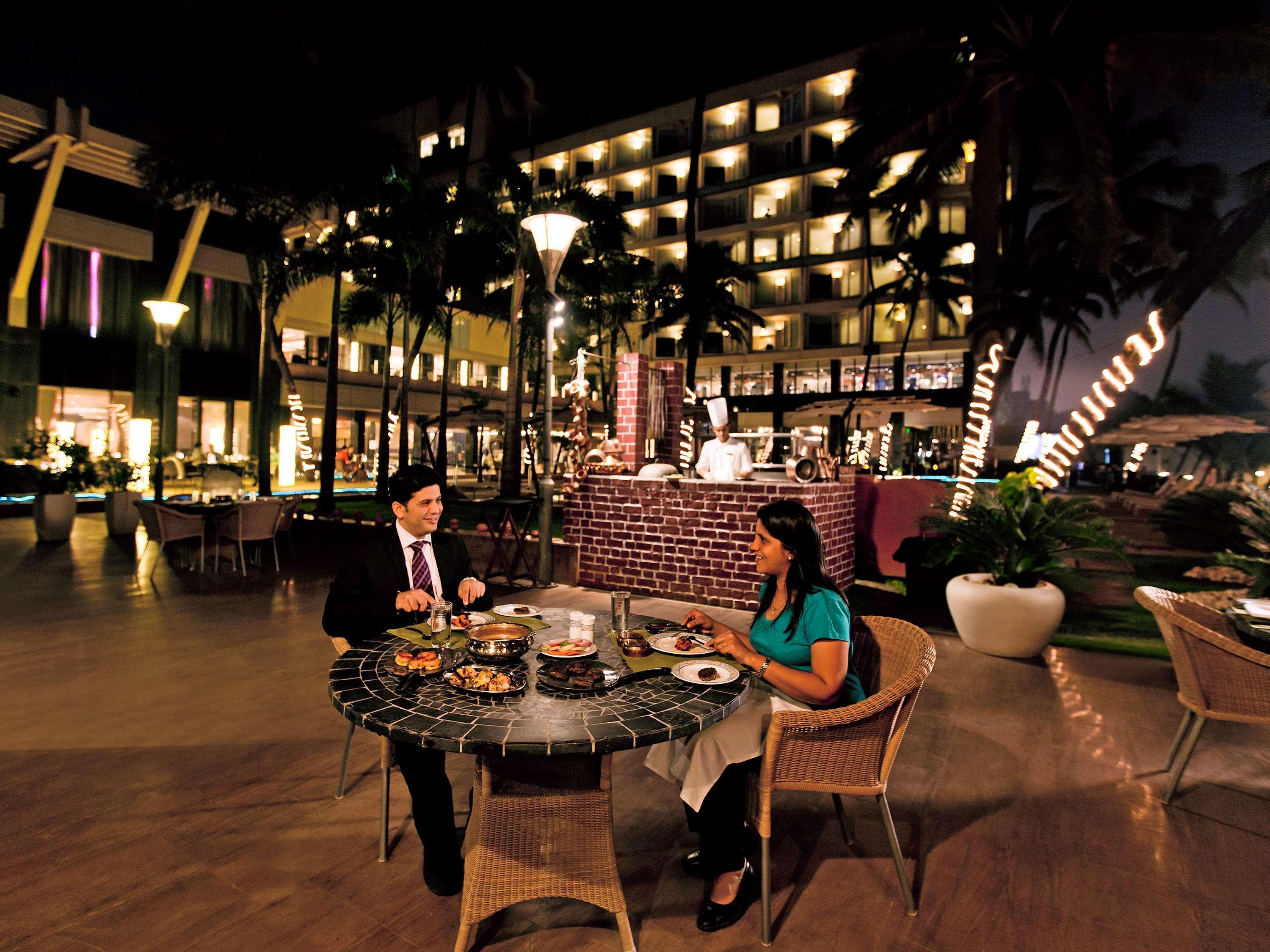 Novotel Mumbai Juhu Beach Exterior foto The Royal Bar