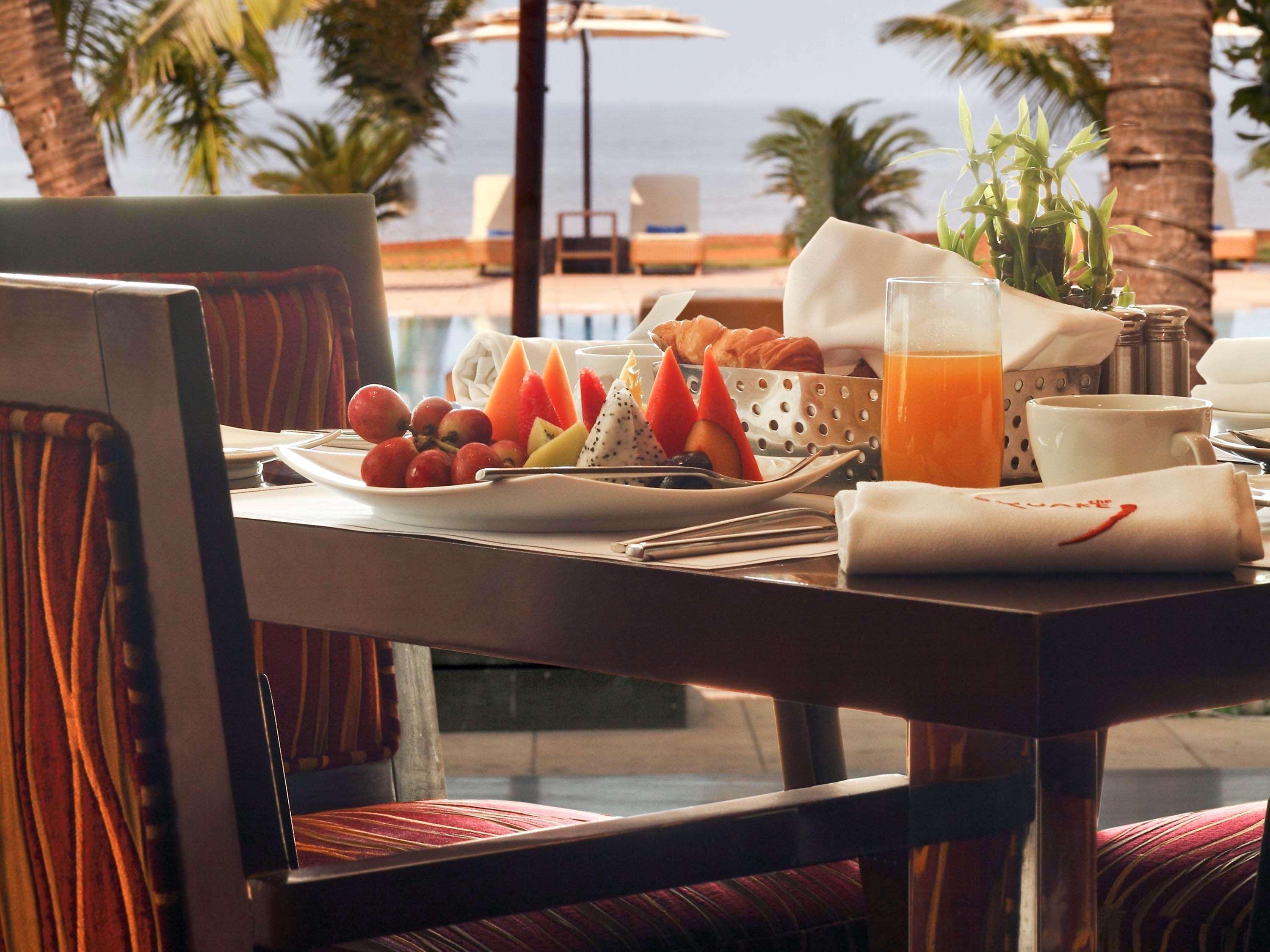 Novotel Mumbai Juhu Beach Exterior foto A Christmas cracker on a table laid for breakfast
