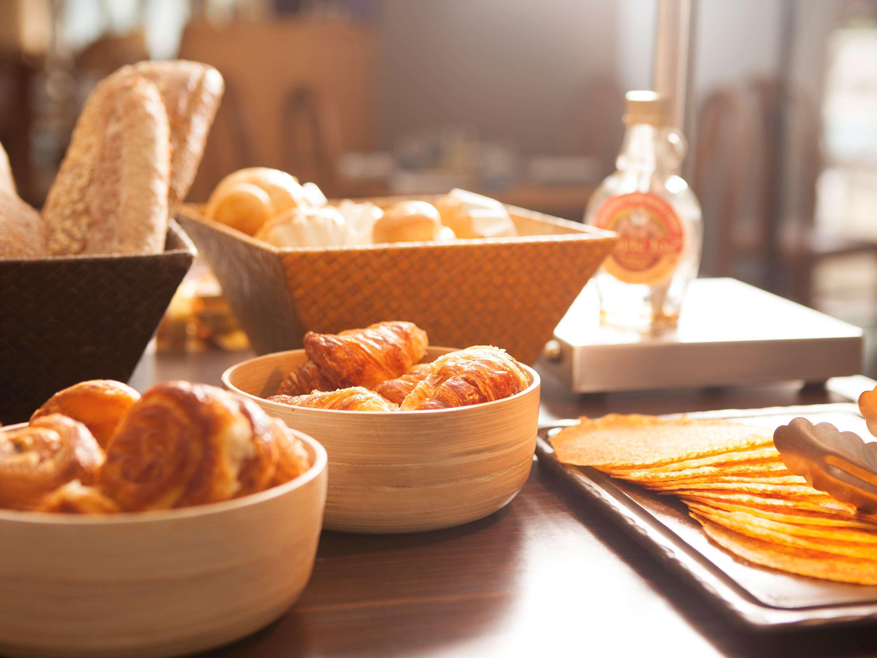 Novotel Mumbai Juhu Beach Exterior foto A selection of breads and pastries