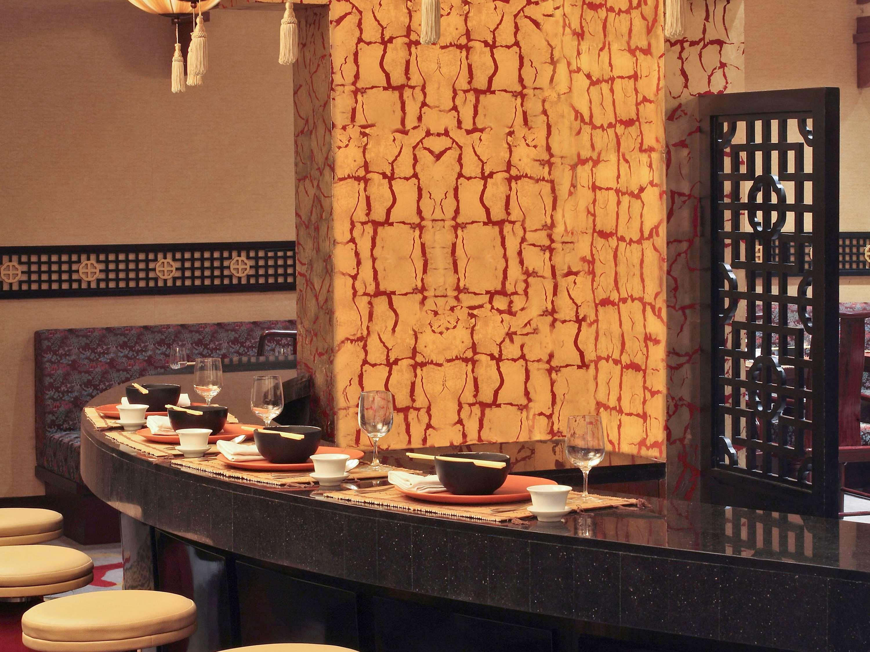 Novotel Mumbai Juhu Beach Exterior foto The sushi bar at the restaurant
