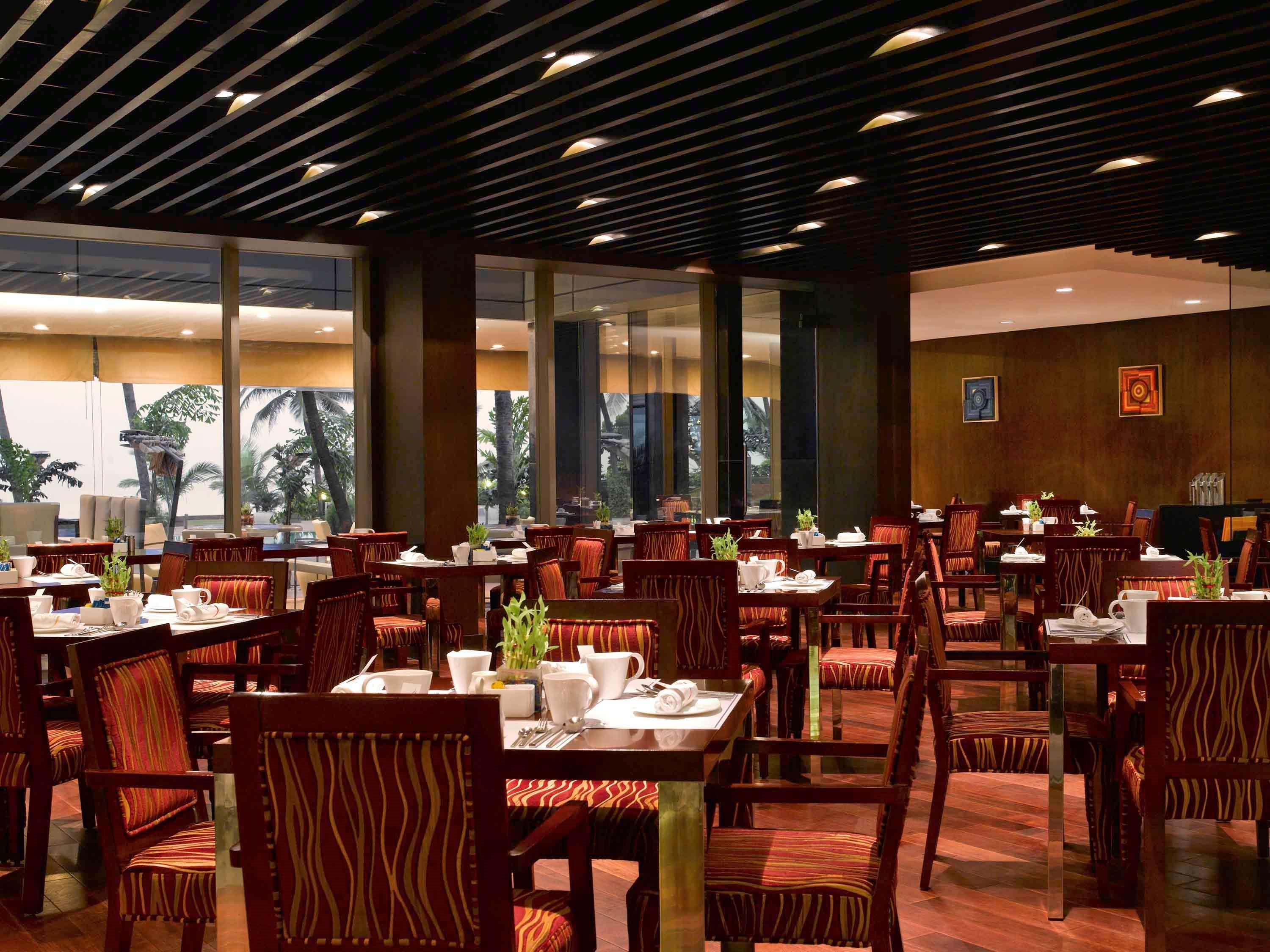 Novotel Mumbai Juhu Beach Exterior foto The restaurant