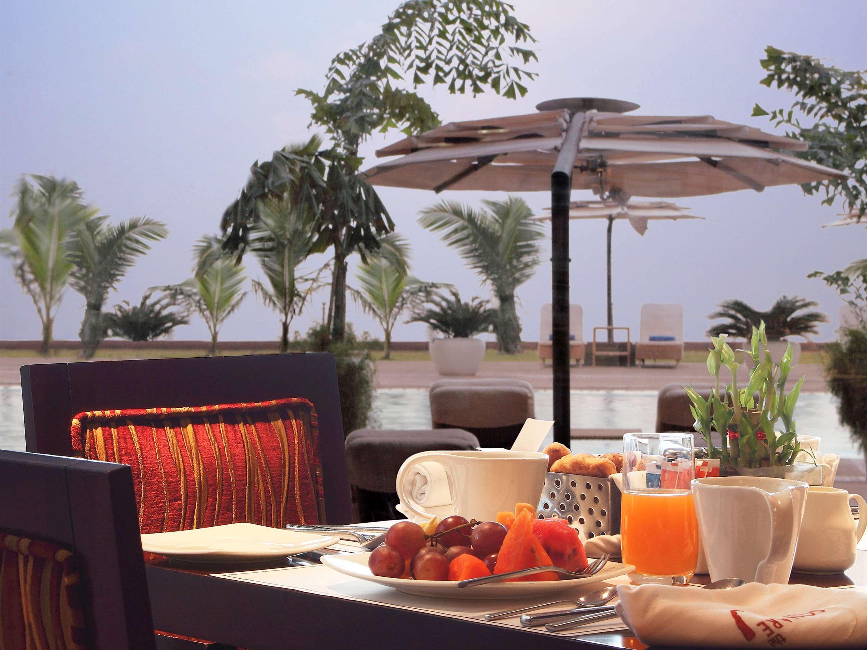 Novotel Mumbai Juhu Beach Exterior foto The poolside at the Taj Bengal